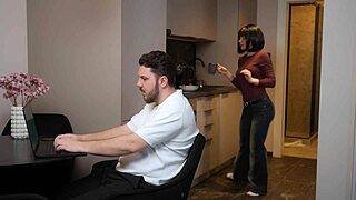 Secretary deep-throats boss during quick rough session