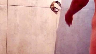 El mejor amigo de mi esposo me sorprendio y se metio a la ducha conmigo