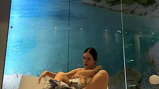amateur teen 18+ gets pissed on outdoors
