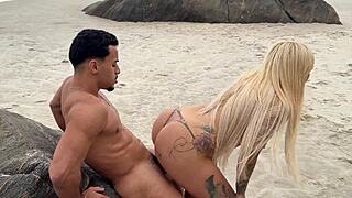 Loira safada veio at� a praia de nudismo pra sentar no novinho carioca
