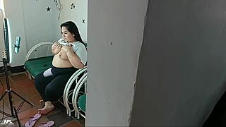 me follo el culo grande de mi madrastra mientras hace videollamada caliente con mi padrastro