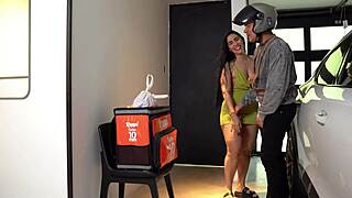 Big-bootied woman gives pizza delivery guy 5 stars after a great fuck