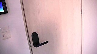 Mi vecina sudada del gym se queda en mi casa mientras espera a su esposo