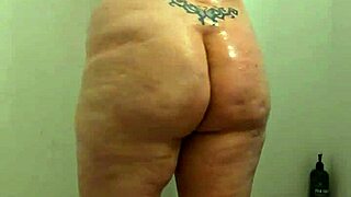 Hidden cam spies bbw milf soaking wet