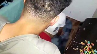 Mi vecina me chupa la polla hasta que me corro en su boca
