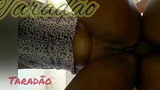preta safada tomando no cu em pe no banheiro