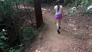 Me follo a esta cachonda chica en el cerro