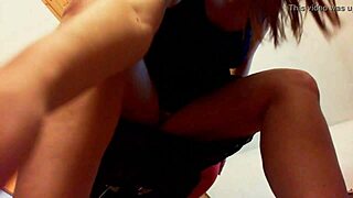 Italian Mistress Crushes with Dirty Feet