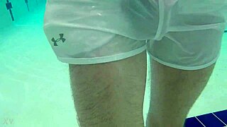 Xnxxjohn Pooljongen Plaatst in Doorzichtige Onderwateractie