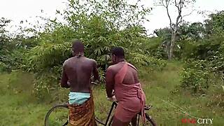 Okonkwo cavalca la regina del villaggio in bici e la scopa duro all'aperto