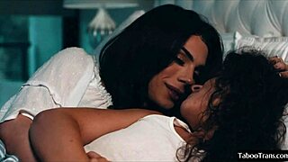 Όμορφη shemale παίρνει τον έλεγχο και γαμάει μια γυναίκα