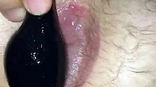 用玩具操我蓬松男逼在自制肛交会议