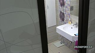 Petty najstnica Erica ujeta v kopalnici na skrivni kameri, kaj počne?