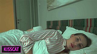 Nevlastný syn zvádza nevlastnú mamu na ručnú prácu v spoločnej spálni