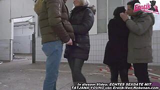 Deutsches Öffentliches Vierer mit heißen Pärchen an verlassenem Ort