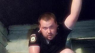 Scopata rude del buco anale del poliziotto con bottiglia di vodka in video completo