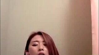 중국 여자가 솔로 자위 씬 지배해