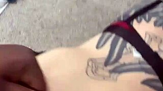 Nel bagno lurido la schiava emo tatuata si piega per scopata culo full nelson dal padrone neozelandese