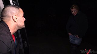 Zachráněná blondýnka jezdí na cizinci v dodávce s perfektním tělem