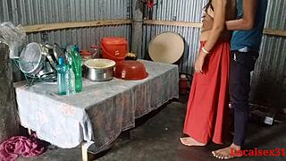 Hej, chceš vidět roztomilou bengálskou boudi v červeném saree?