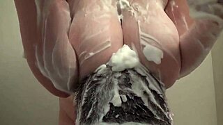 巨乳M罩杯20岁Momo夜晚胸罩游戏