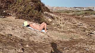 O que há com esse voyeur descarado espiando nudista curvilínea?