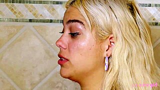 Sød blond dusjer i casting-interview