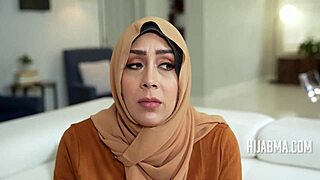 سيدة مسلمة مطلقة تصبح برية طمعًا في الشهرة بمؤخرة كبيرة من منظور شخصي