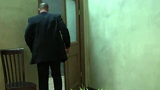 Gay Ebony Hunk Neukt Kont van Atletische Bodybuilder op Kantoor