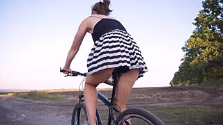 Mec, je l'ai chopée en train de montrer son beau cul en vélo, un vrai frisson upskirt !