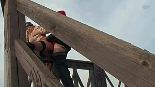 Ehi, guarda questa troia bionda che si fa scopare duro all'aperto!