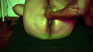 Gorda piel clara hermosa con tats recibe su clítoris grande frotado duro