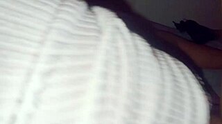 Брюнетка в мини-шортах соблазняет отчима на сырую ложку с кремпаем