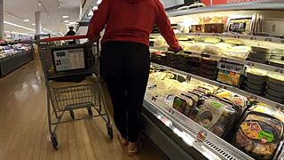 Opsat Blottelse I Gennemsigtige Leggings I Supermarkedet!