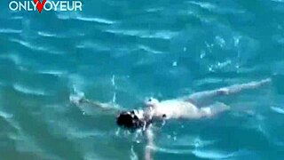 Rahat anlatımlı büyük doğal memeli plaj güzeli kamuda oral yapıyor