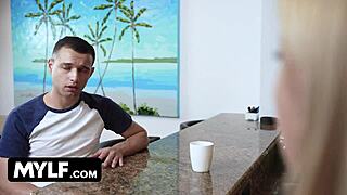 Krásna milf kurva jazdi na nevlastnom synovi, kým nevykúri dovnútra