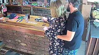 抓到老公和邻居老婆秘密出轨