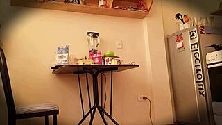 숨겨진 카메라가 집에서 의붓자매 미란다 잡아