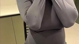 我奶白的后妈一边舔自己的乳头一边自摸