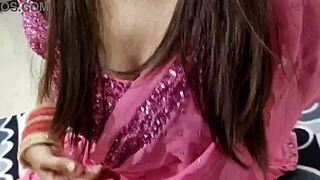 Первый раз Деси Джиджа ебет тугую жопу и пизду Саары с грязными разговорами в HD