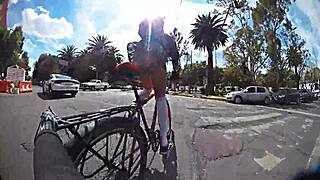 Вау, глянь на эту ледибой, которая флешит трусики под мини-юбкой в городе!