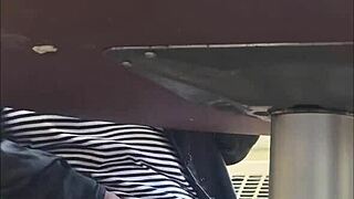 Chopé en train de filmer la chatte mouillée de ma femme sous sa jupe en action USA !