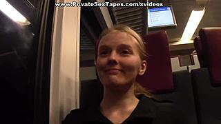 Roztrhám pančuchy mojej priateľky a vrtám jej chlpatú piču