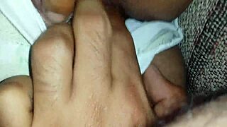 Латина показывает киску крупным планом в дикой спальне!