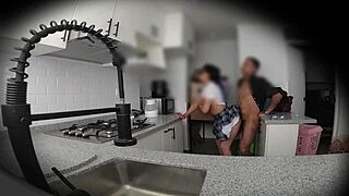 Escondi uma câmera pra pegar minha vizinha ninfomaníaca em ação.