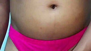 Hej, proč se nepodívat, jak se v erotických kalhotkách šukám sám?