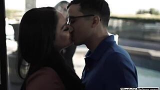 Aku bingung nonton kamu ngewe tetangga remaja 18+ lewat jendela, intens banget!