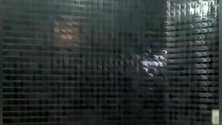 Szőke liberálisok csábítják a fotóst a medencénél vad szórakozáshoz.