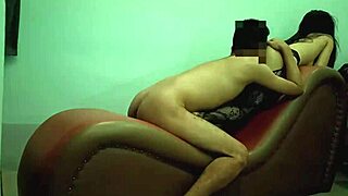 미얀마 섹시 바람난 아내 소파에서 뒤로 젖혀 하드코어 블로잡