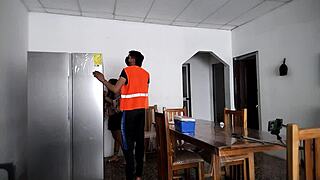 Hete vrouw spreidt benen om kont te tonen aan vreemden